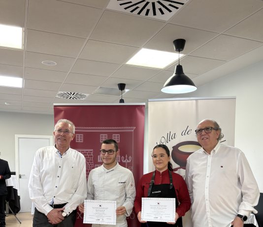 Dos estudiants reben les beques d’hostaleria de L’Olla de la Plana i Fundació Caixa Castelló